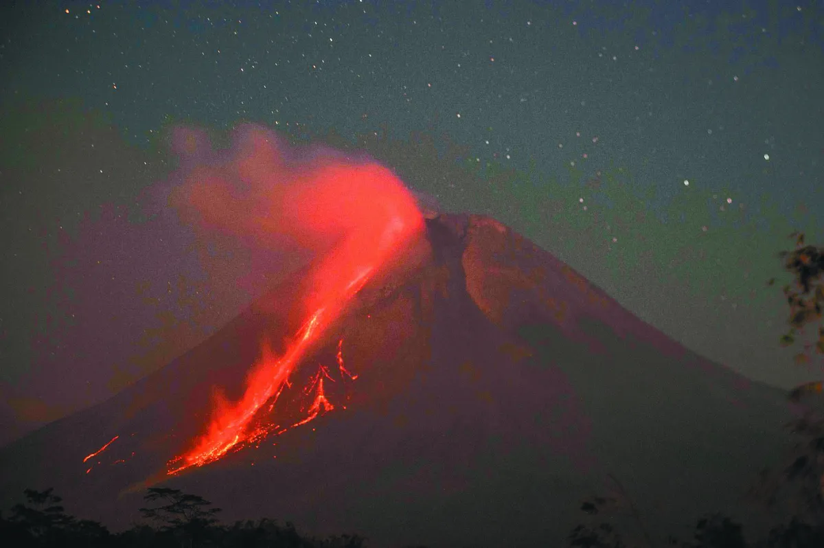 印尼梅拉比火山 再噴發
