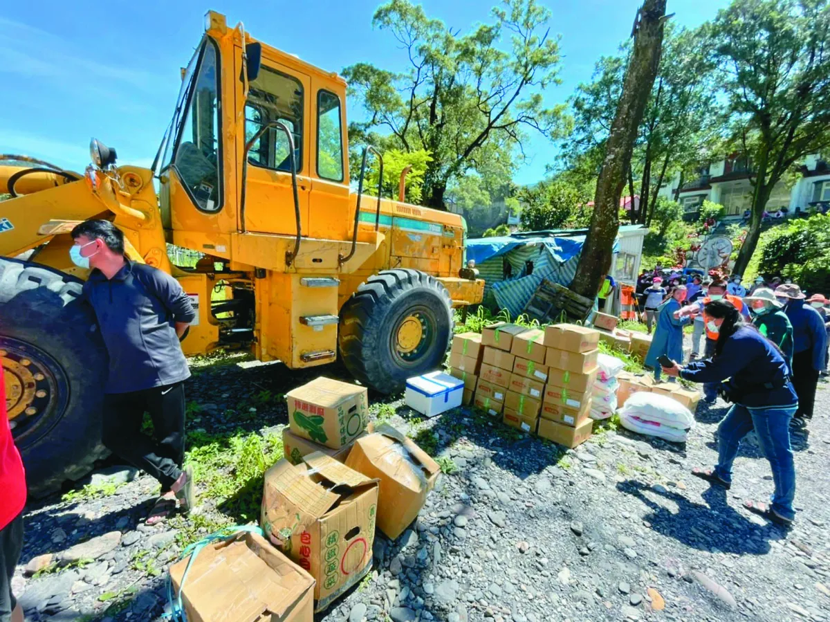 暖醫涉溪入災區 守護部落病患