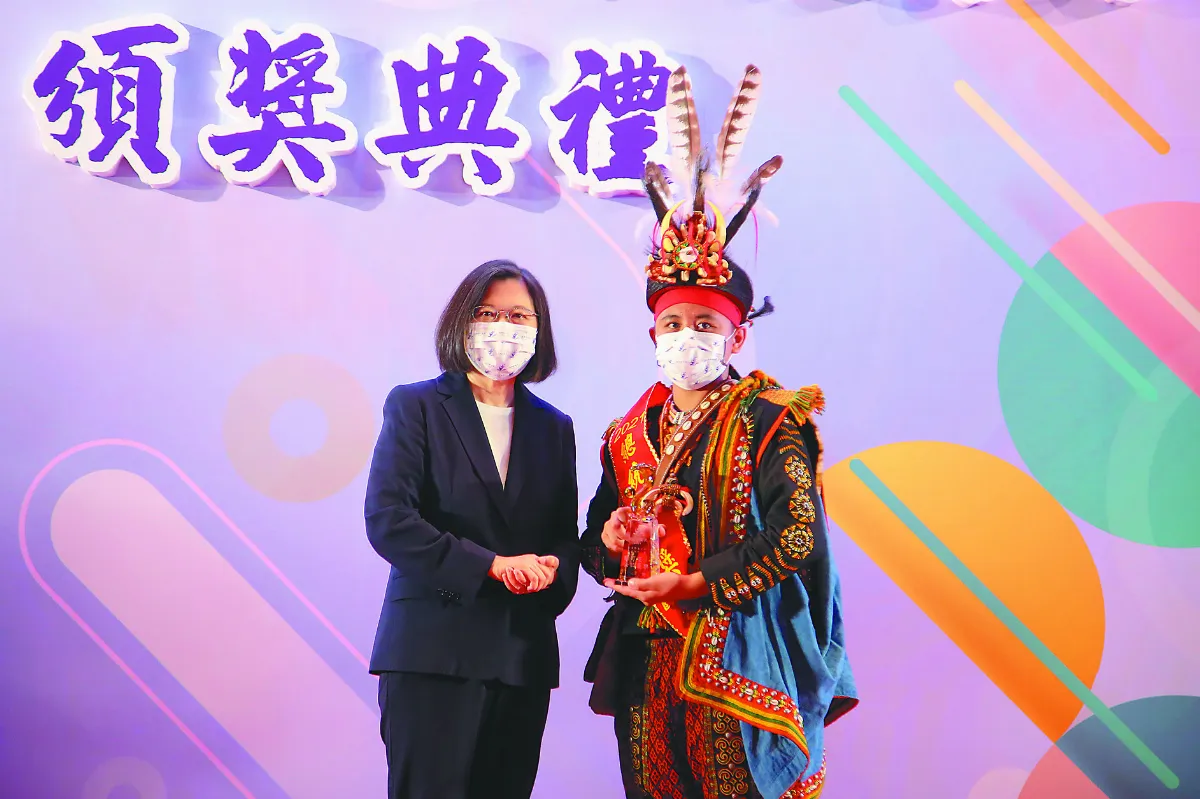 樂可艾獲總統教育獎 榮耀獻父親