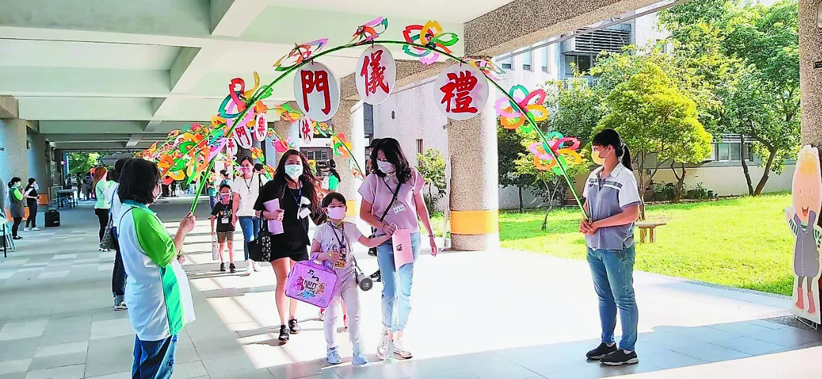 嘉市小一迎新  穿越登機門報到