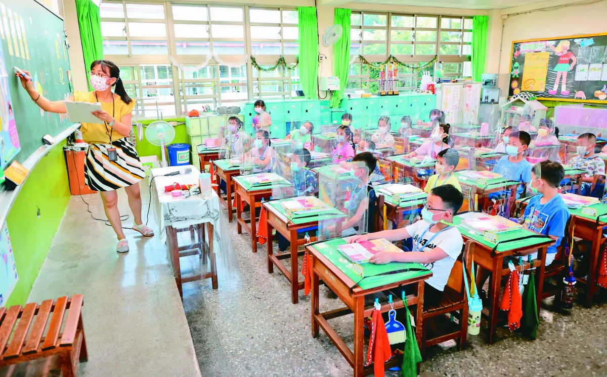 開學首日 師生隔板全副武裝