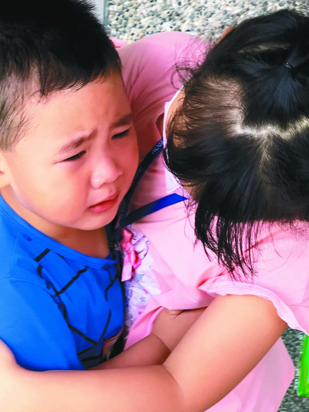 開學日姐獻吻 新生萌弟笑了