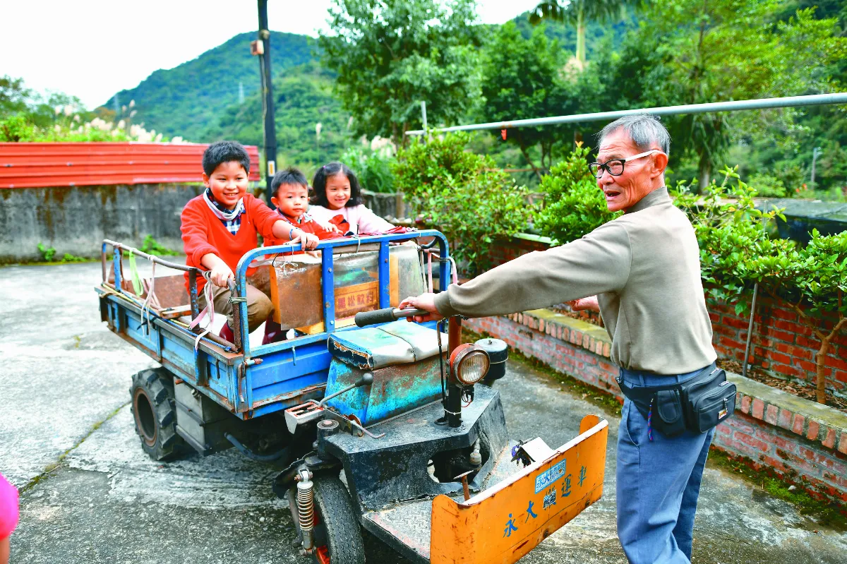 幫老農賣菜  國小主任翻轉偏鄉