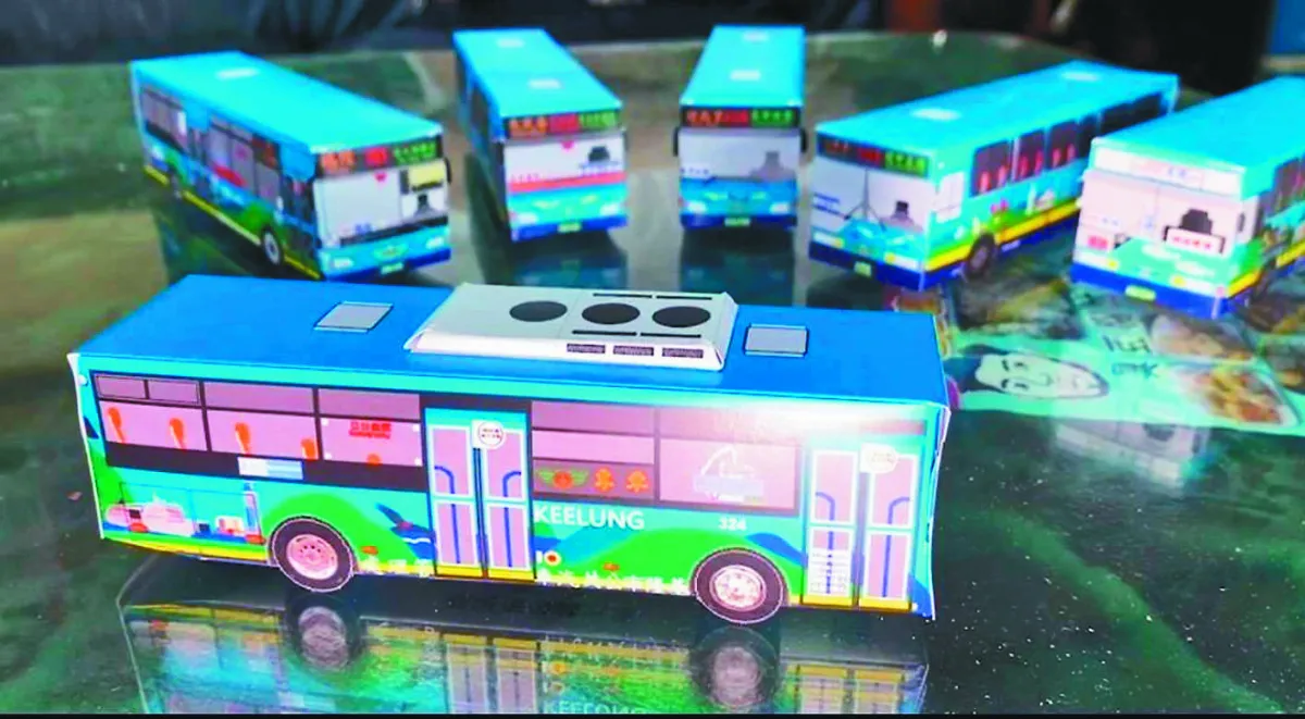 為了一圓公車司機夢 他坐遍各路線  手作無數公車模型
