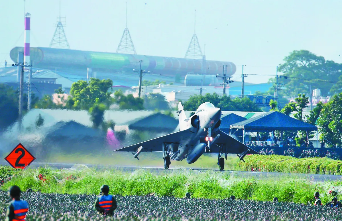 佳冬戰備道 41年首次戰機起降
