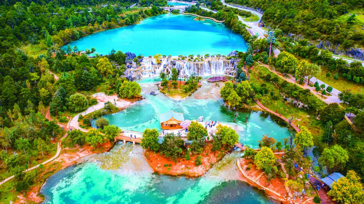 雲南夢幻藍月谷 美不勝收