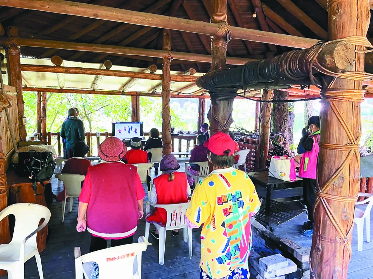 照服員扛電視上山 遠距帶長輩做運動