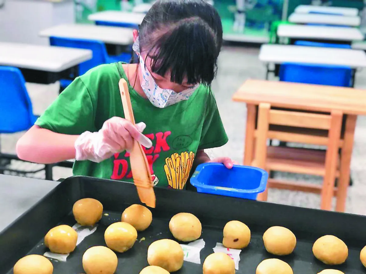 學童手作月餅 找回過節趣味