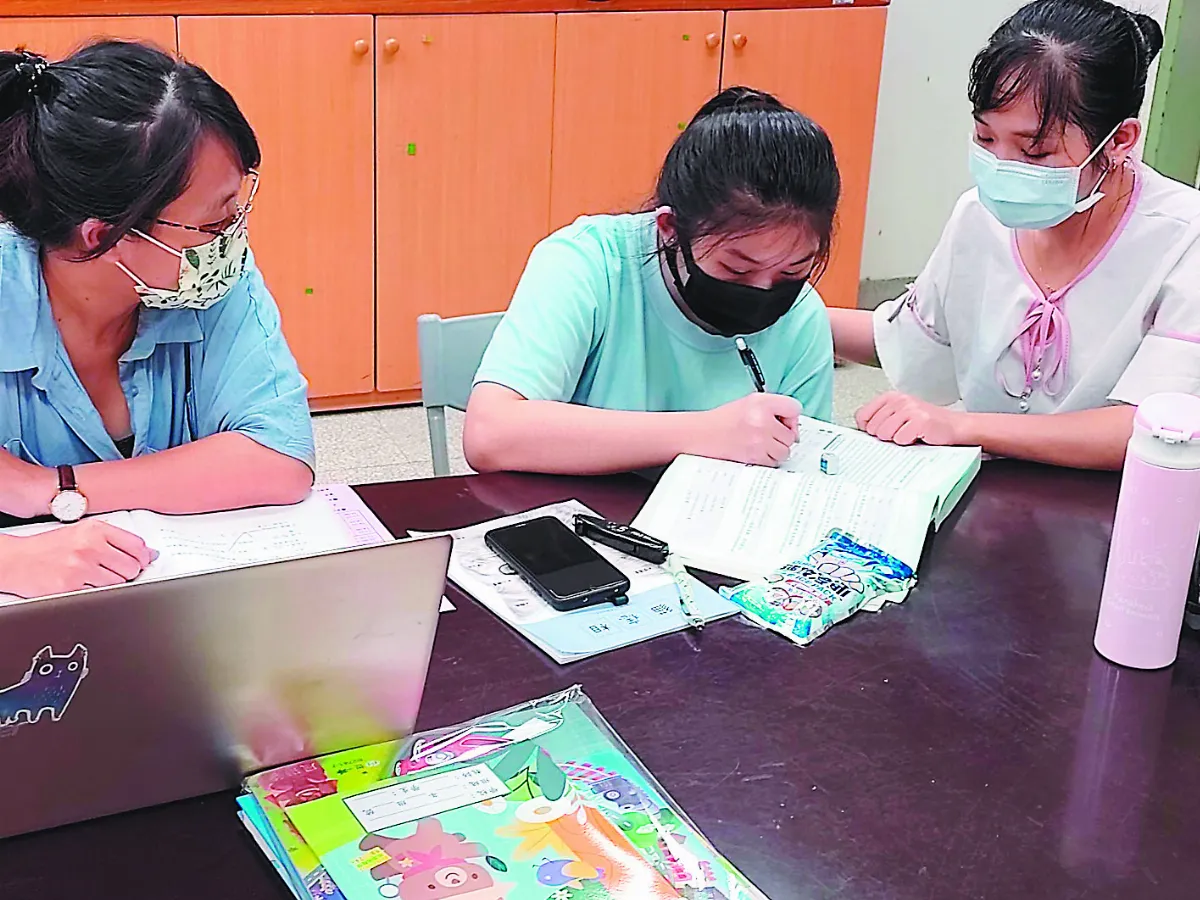 跨國生不識中文 暖師陪搭公車認路