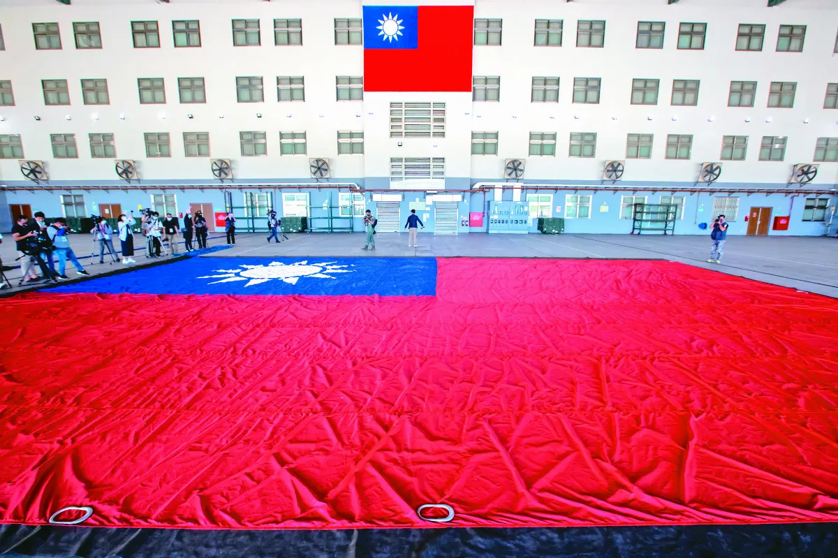 國慶預演 巨幅國旗吸晴