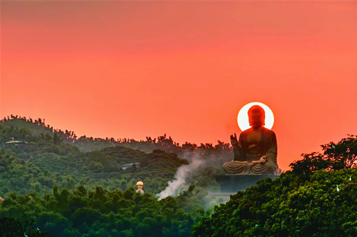 佛光大佛懸日  台灣奇蹟美景