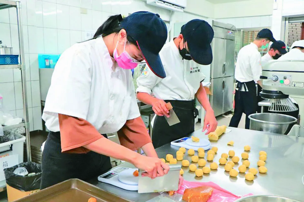 弱勢兒學烘焙 手作糕點送街友