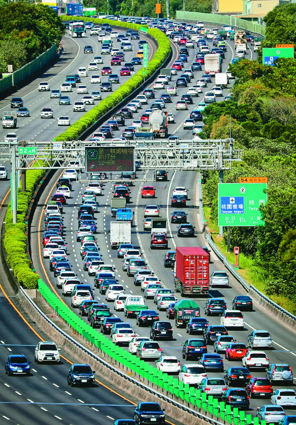 連假+5倍券助陣 景區塞滿人車