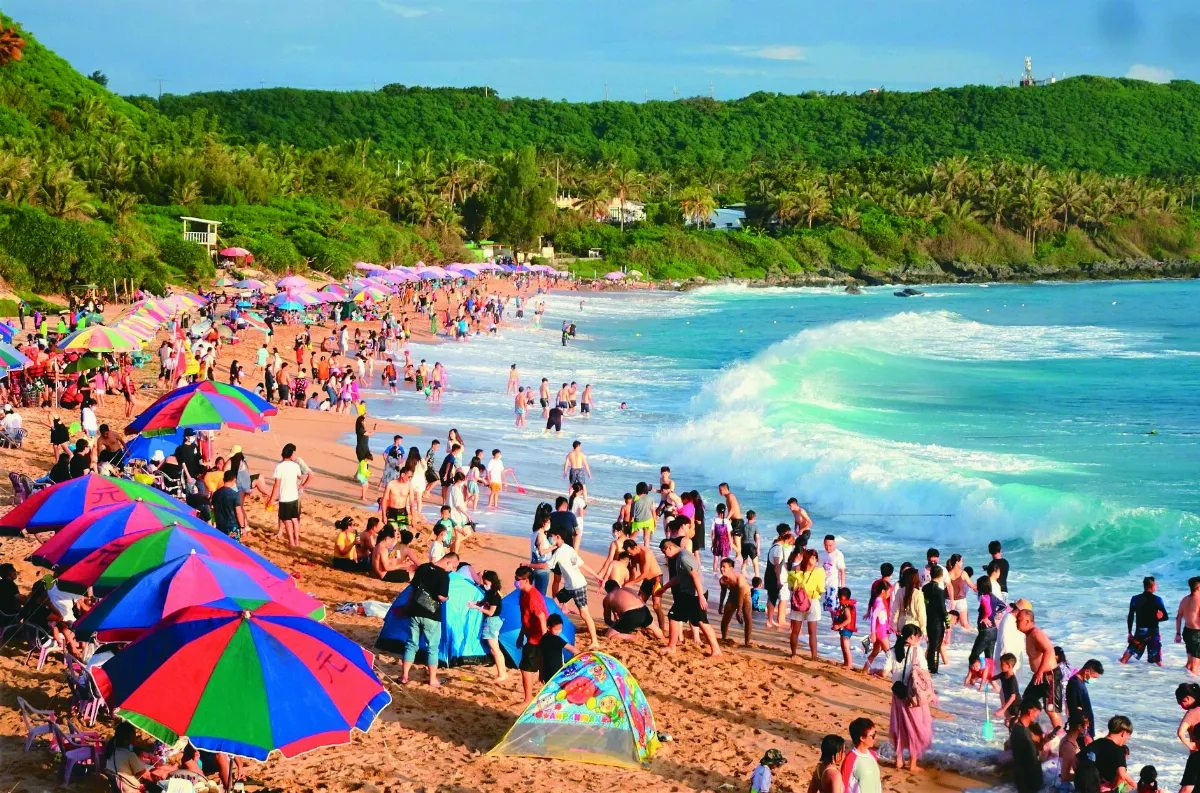 連假+5倍券助陣 景區塞滿人車