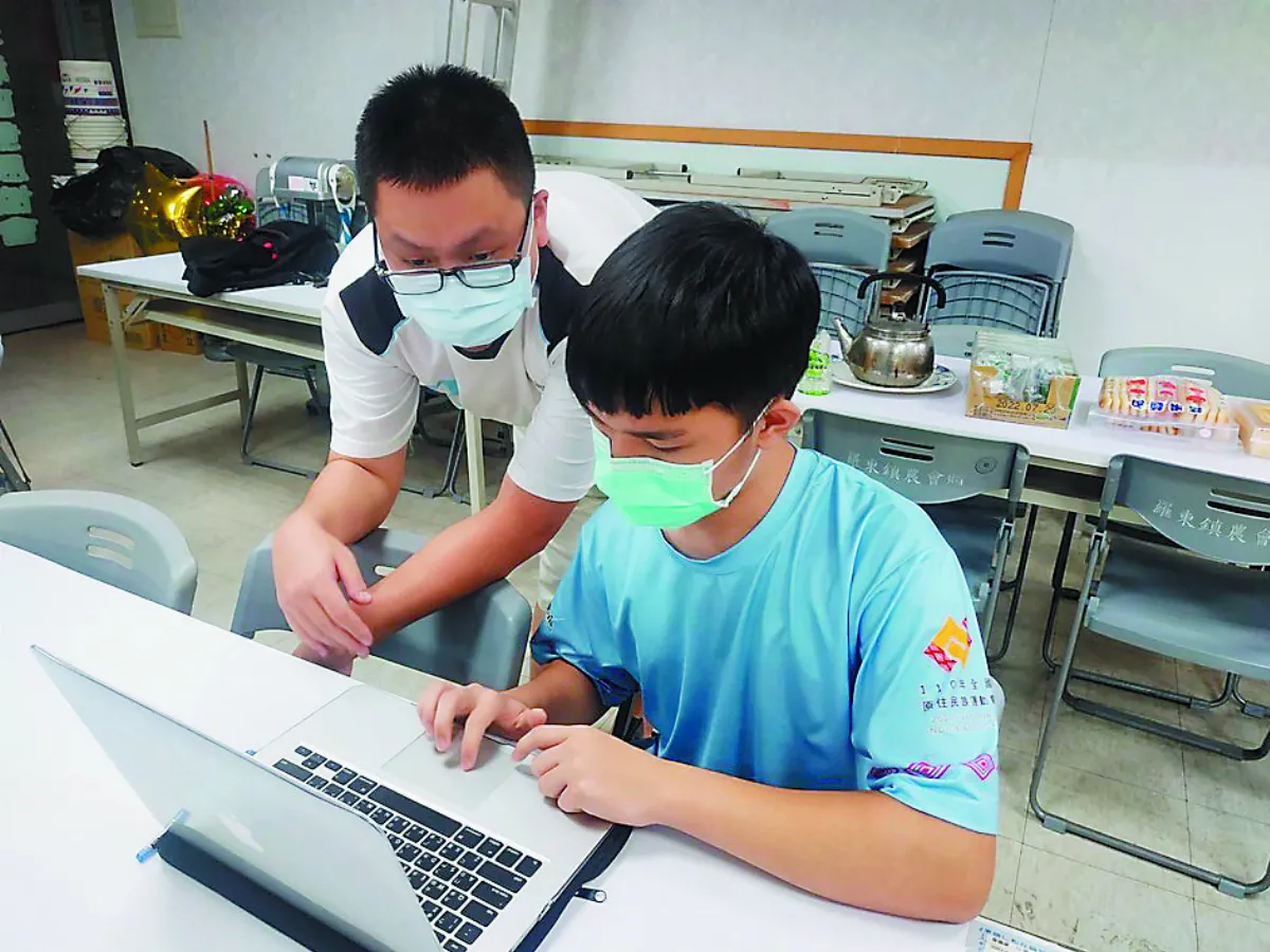 高中生撰寫App程式 守護爺奶健康