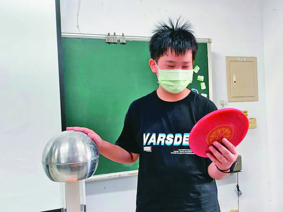 頭髮飛起來  學童探索靜電