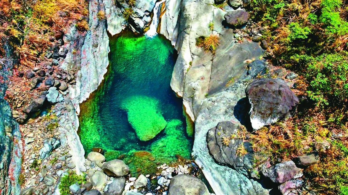 瀑布祕境 如山​間綠寶石