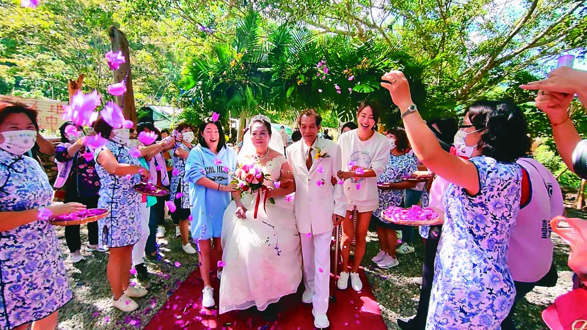 結婚50年未披婚紗 7旬嬤圓夢