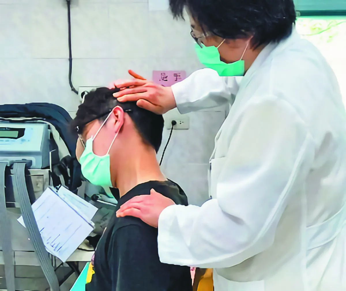 長期低頭滑手機  當心長出貴婦包