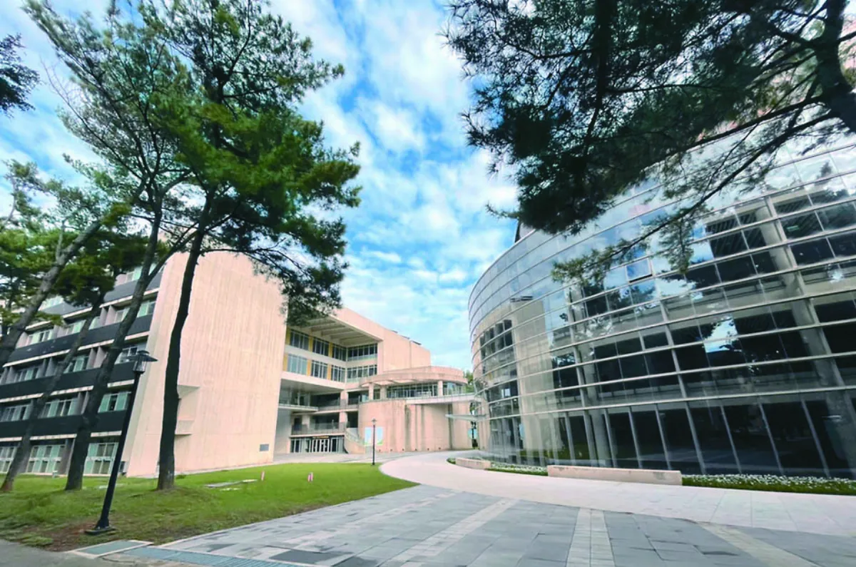 央大松果造型大樓 建築師按讚