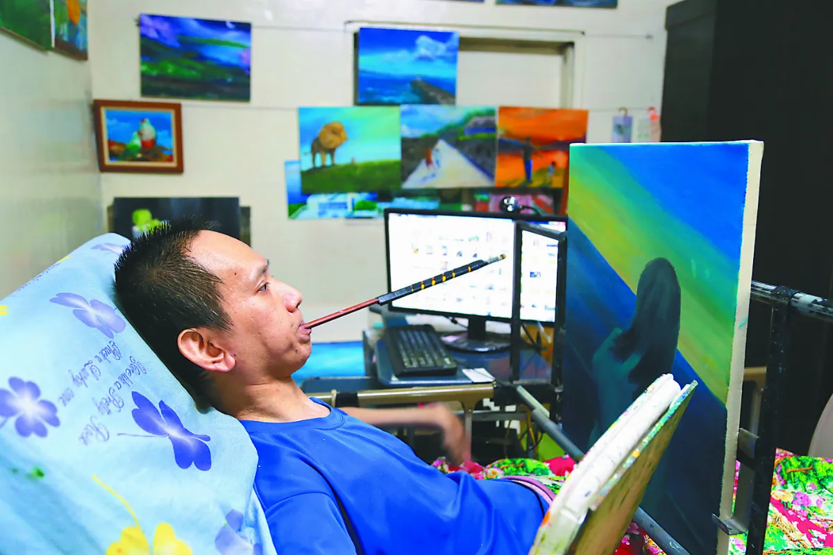 45度角畫家 全癱臥床27年 金根鴻咬筆作畫 收入助偏鄉孩童