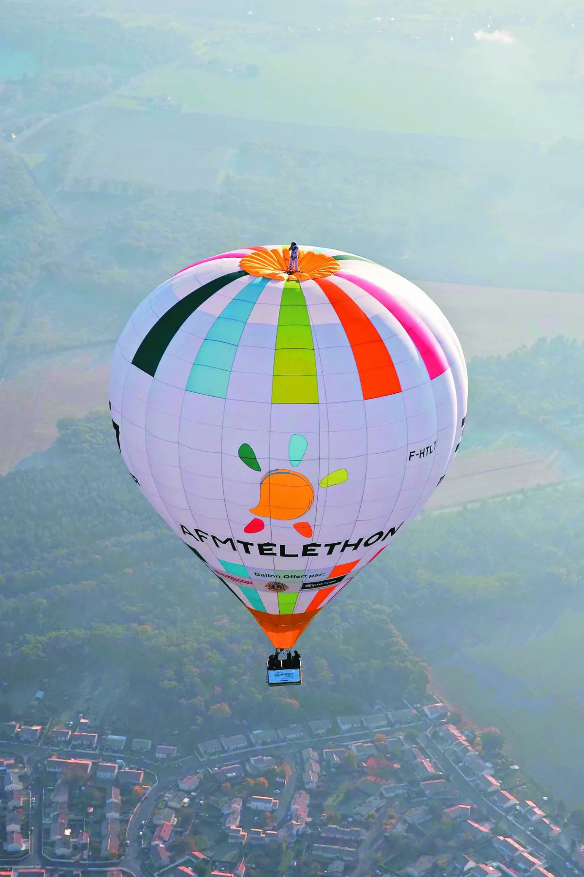 為公益募款 他站3637公尺熱氣球頂  創紀錄