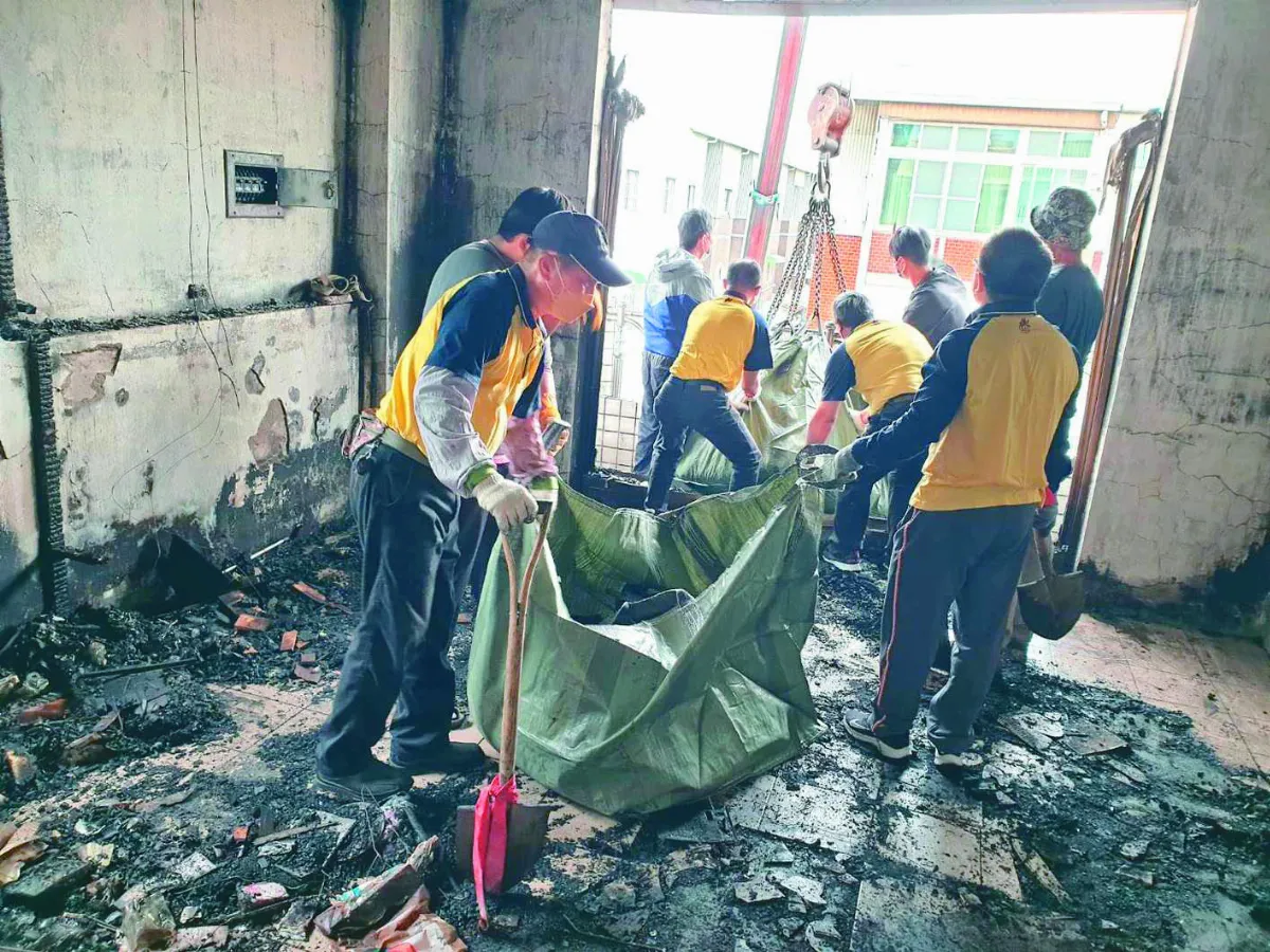 哪裡有災難 往哪裡去 佛光人助清火災屋  丟4卡車廢棄物