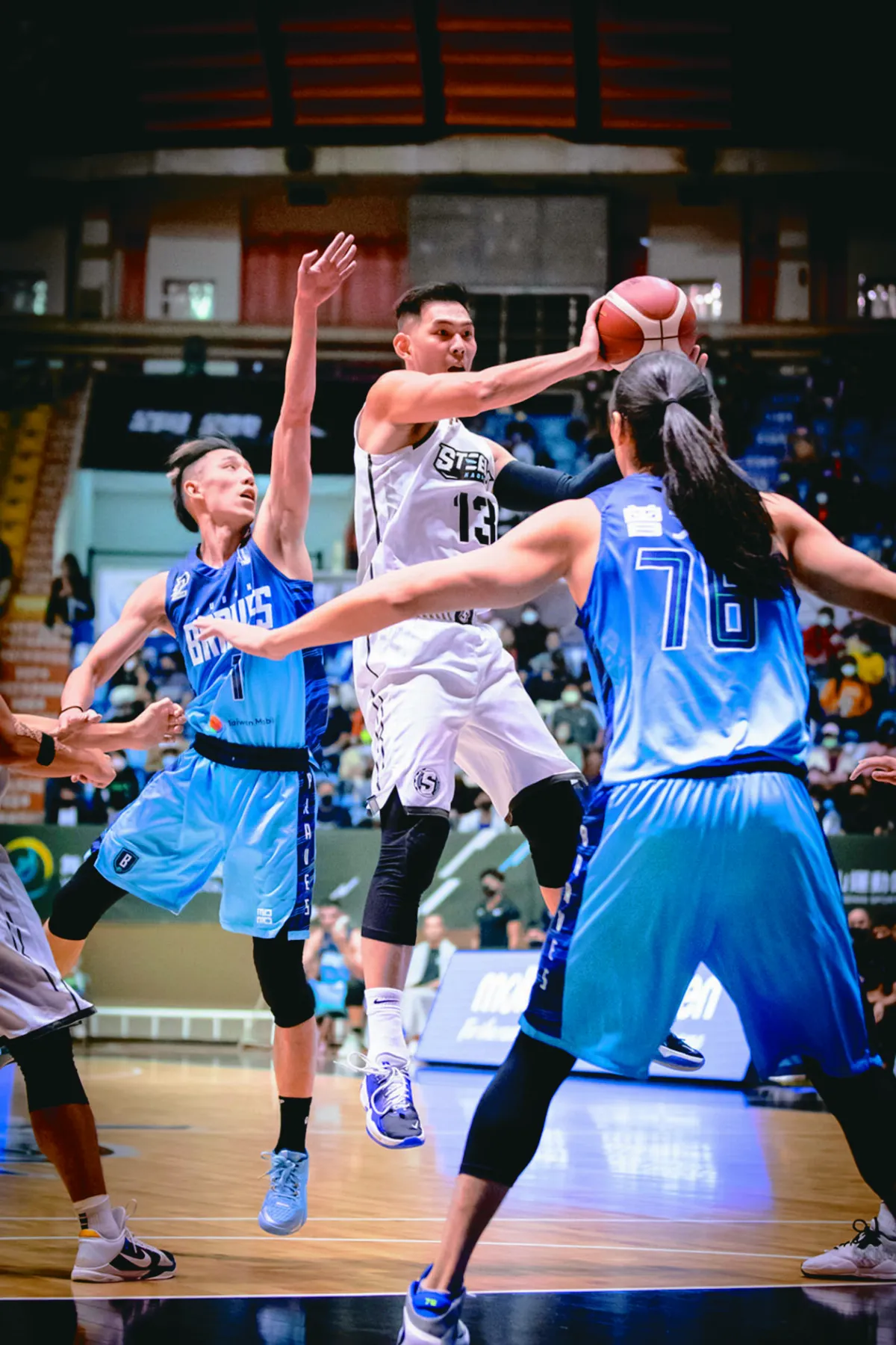 史上最熱鬧 雙職籃哨音響起