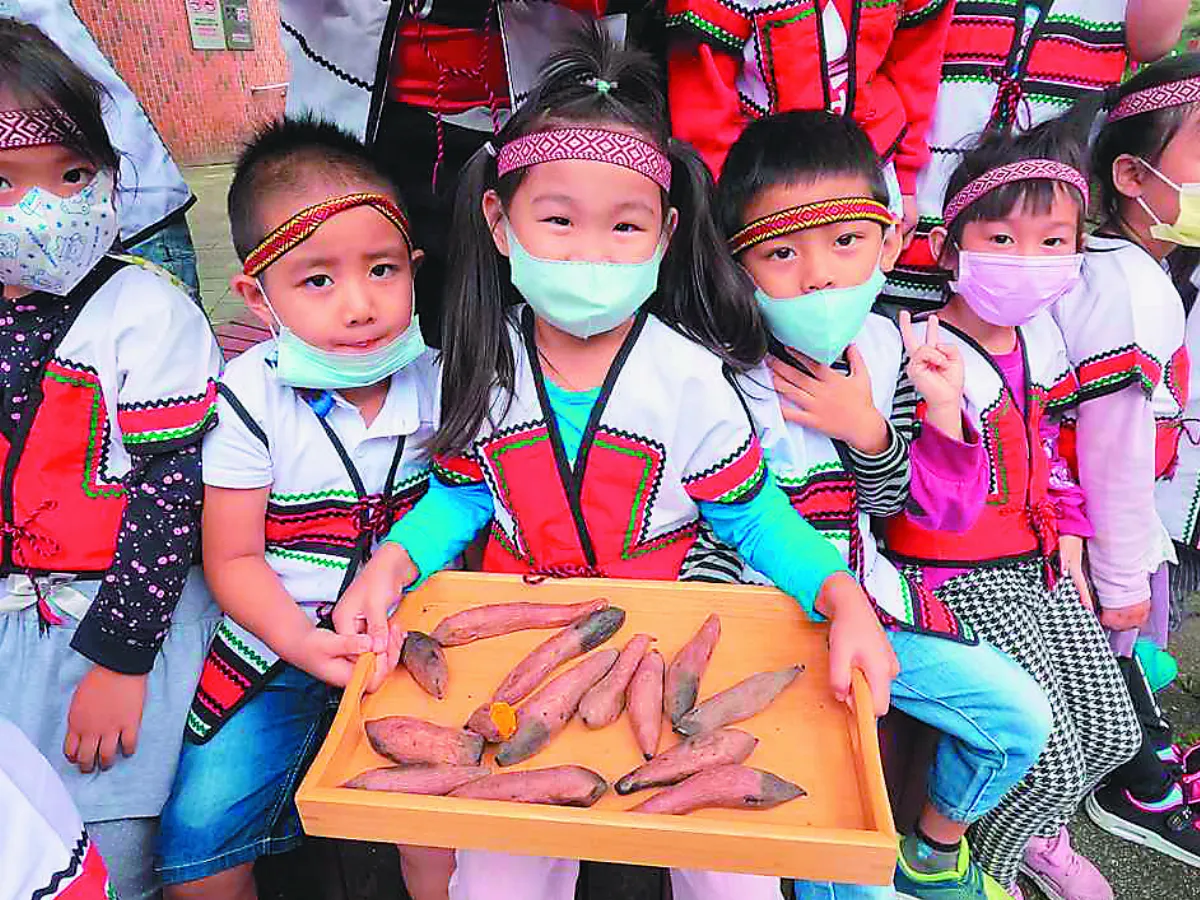 穿族服種地瓜 幼兒貼近族語