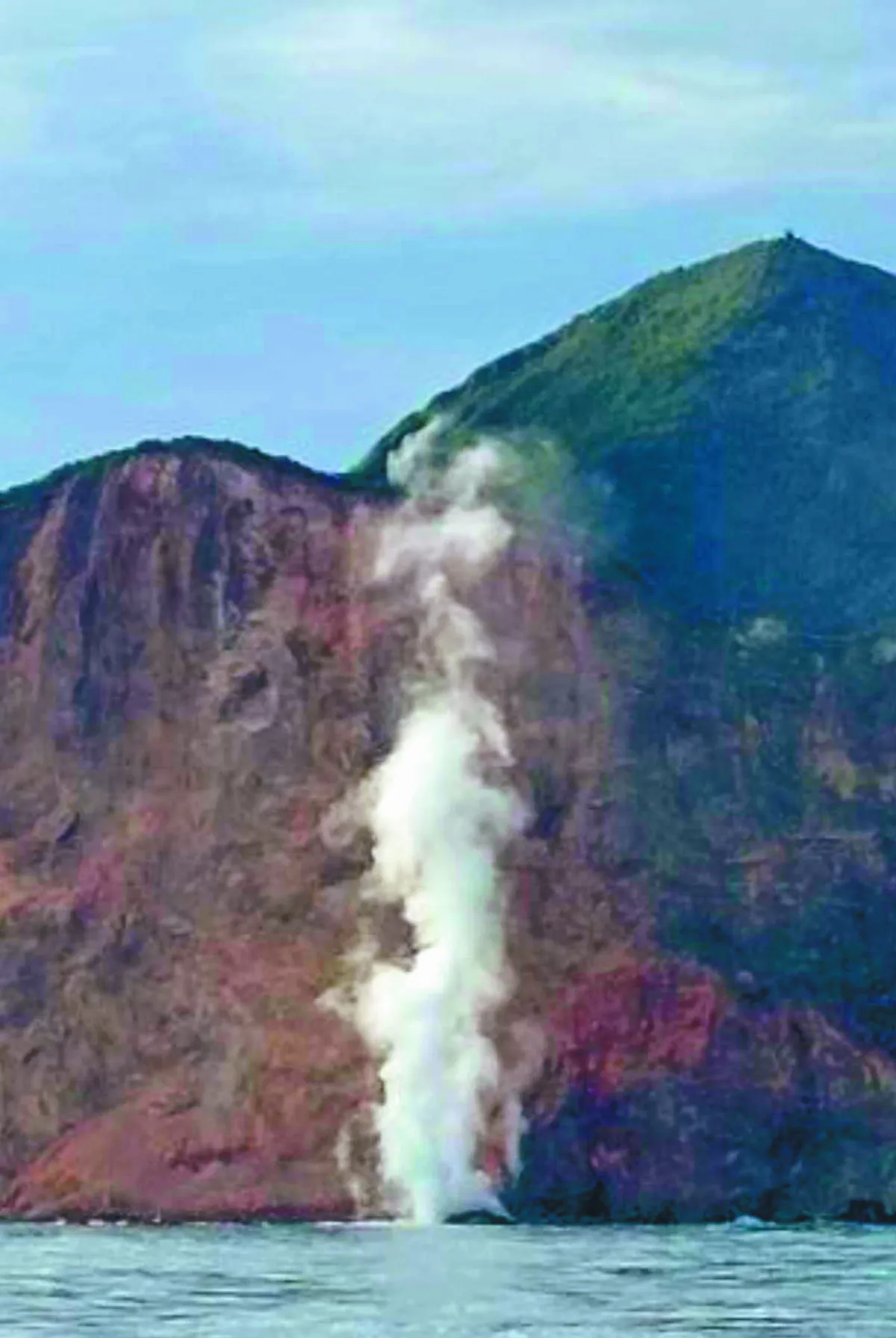 打破17年紀錄 龜山島磺煙 噴4樓高超越龜首