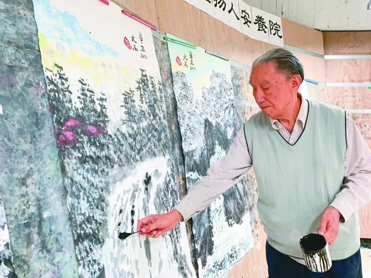 清褥瘡棉棒變畫筆 兩老義賣畫買病床