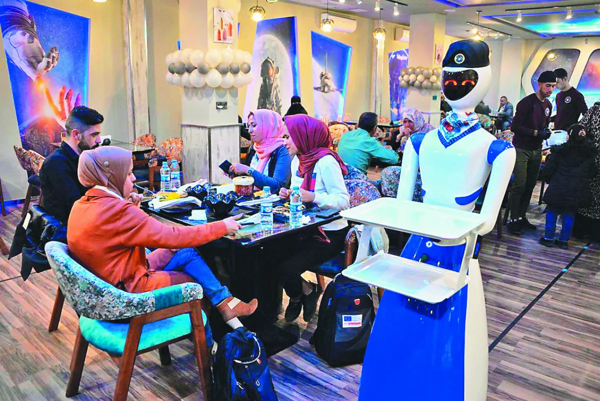 伊拉克數位餐廳  機器服務生端盤