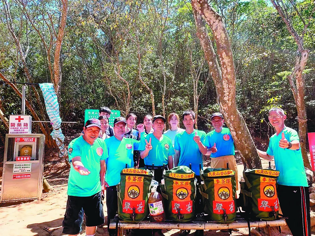 每周與山友約會  火炎山奉茶隊 扛百公斤茶桶不喊累