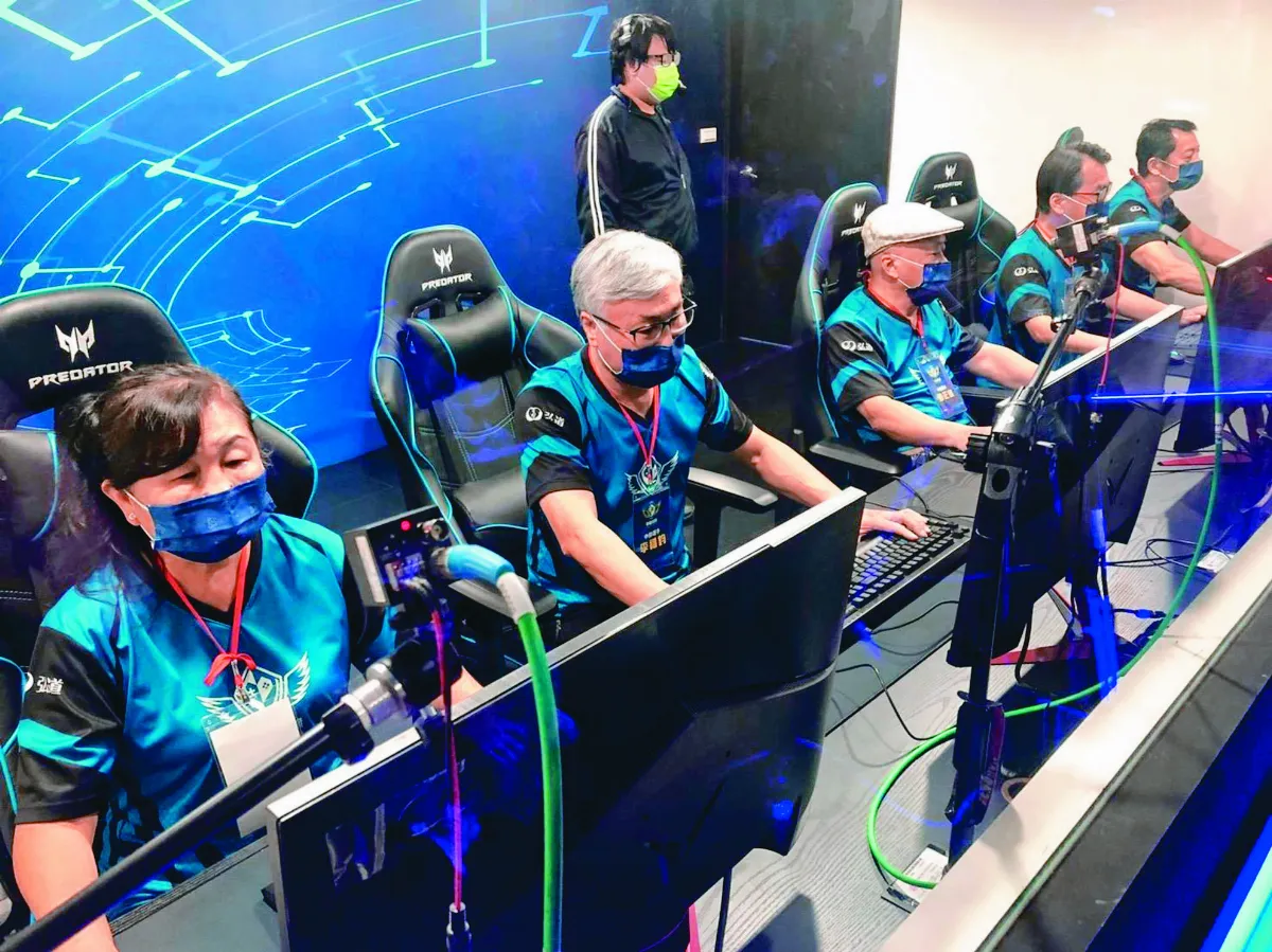 1824歲 阿公阿嬤組隊玩電競