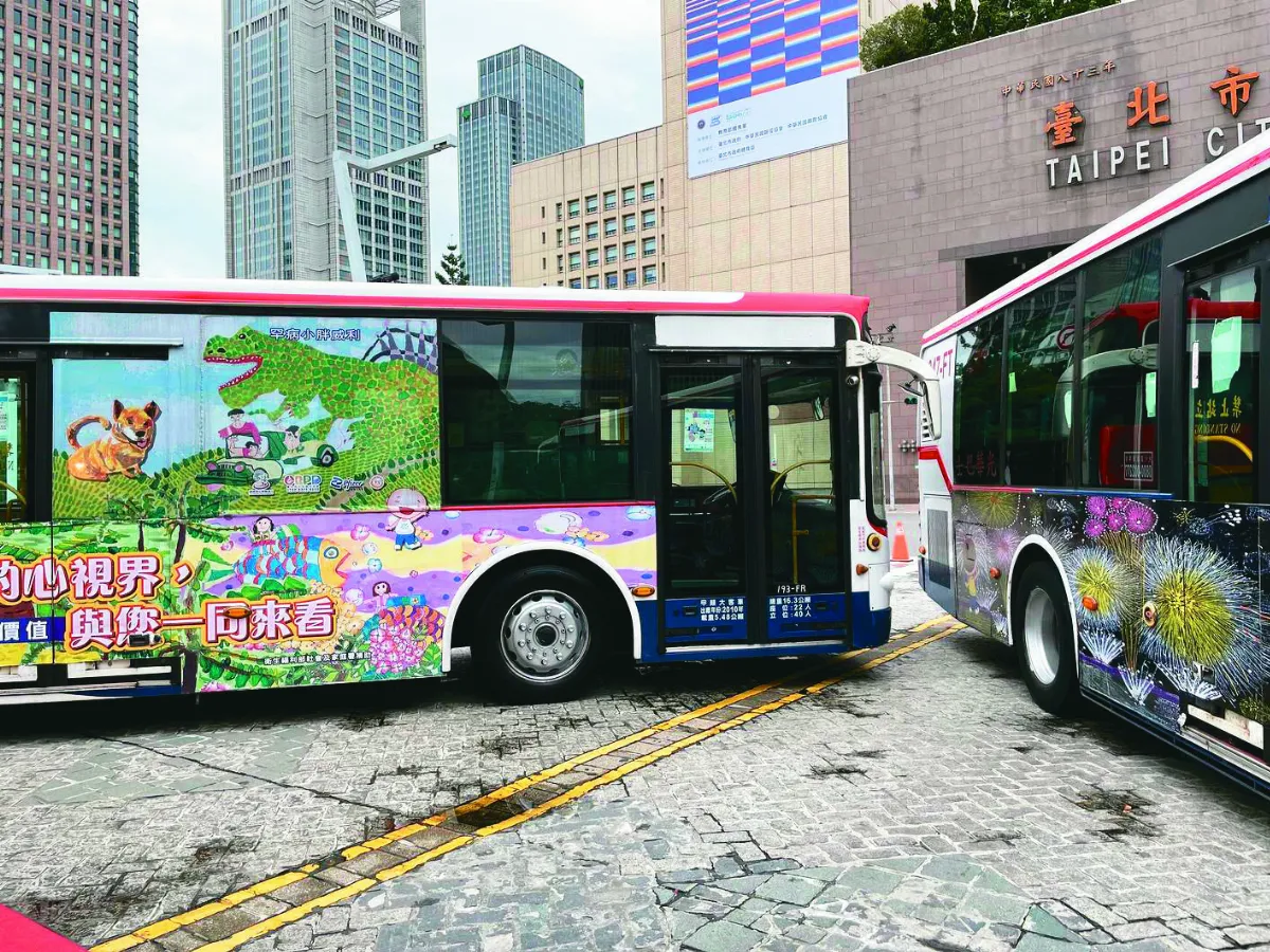 小胖威利揮彩筆  化身藝術公車