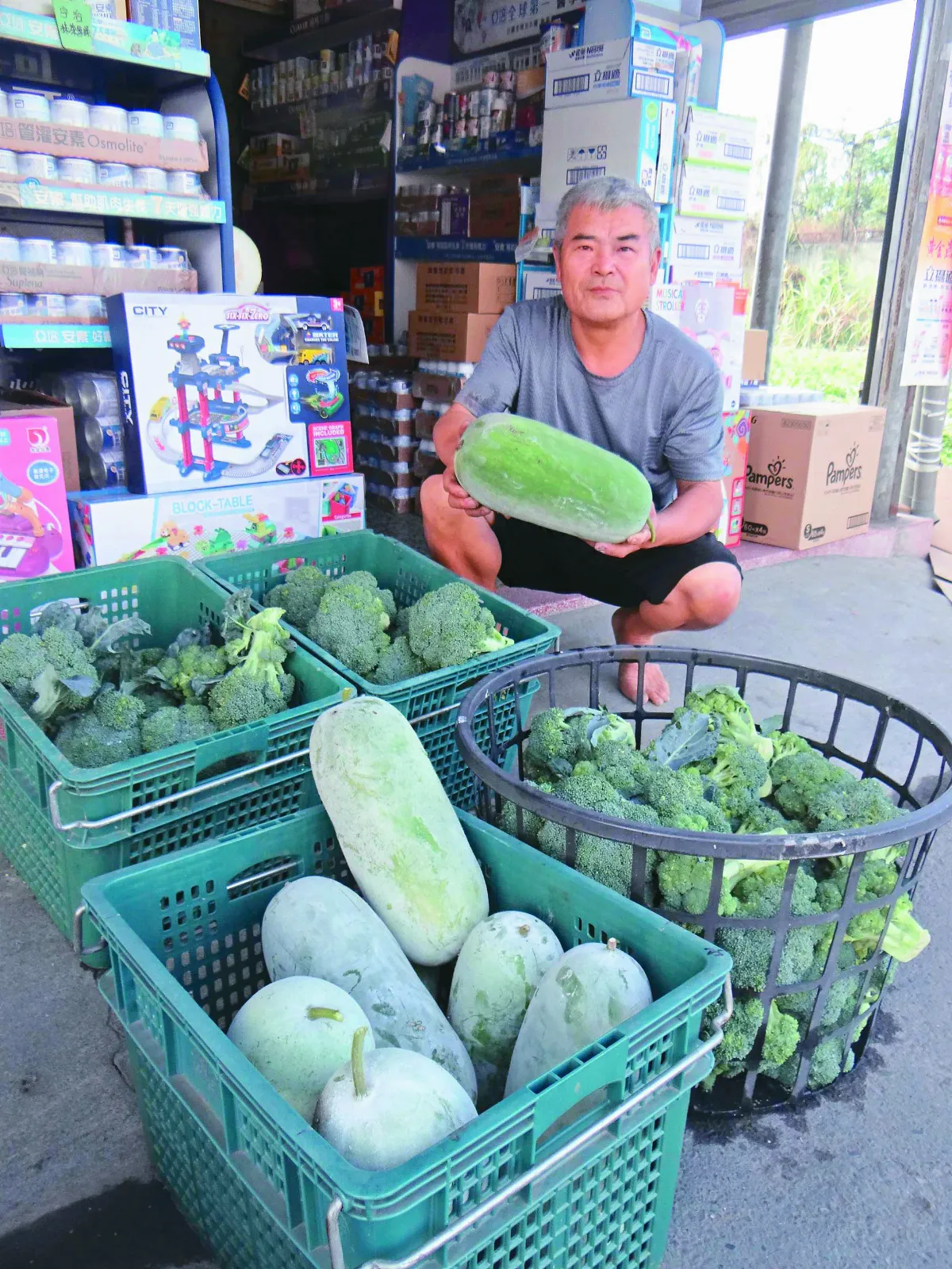 店門口免費送菜 顧健康又助農