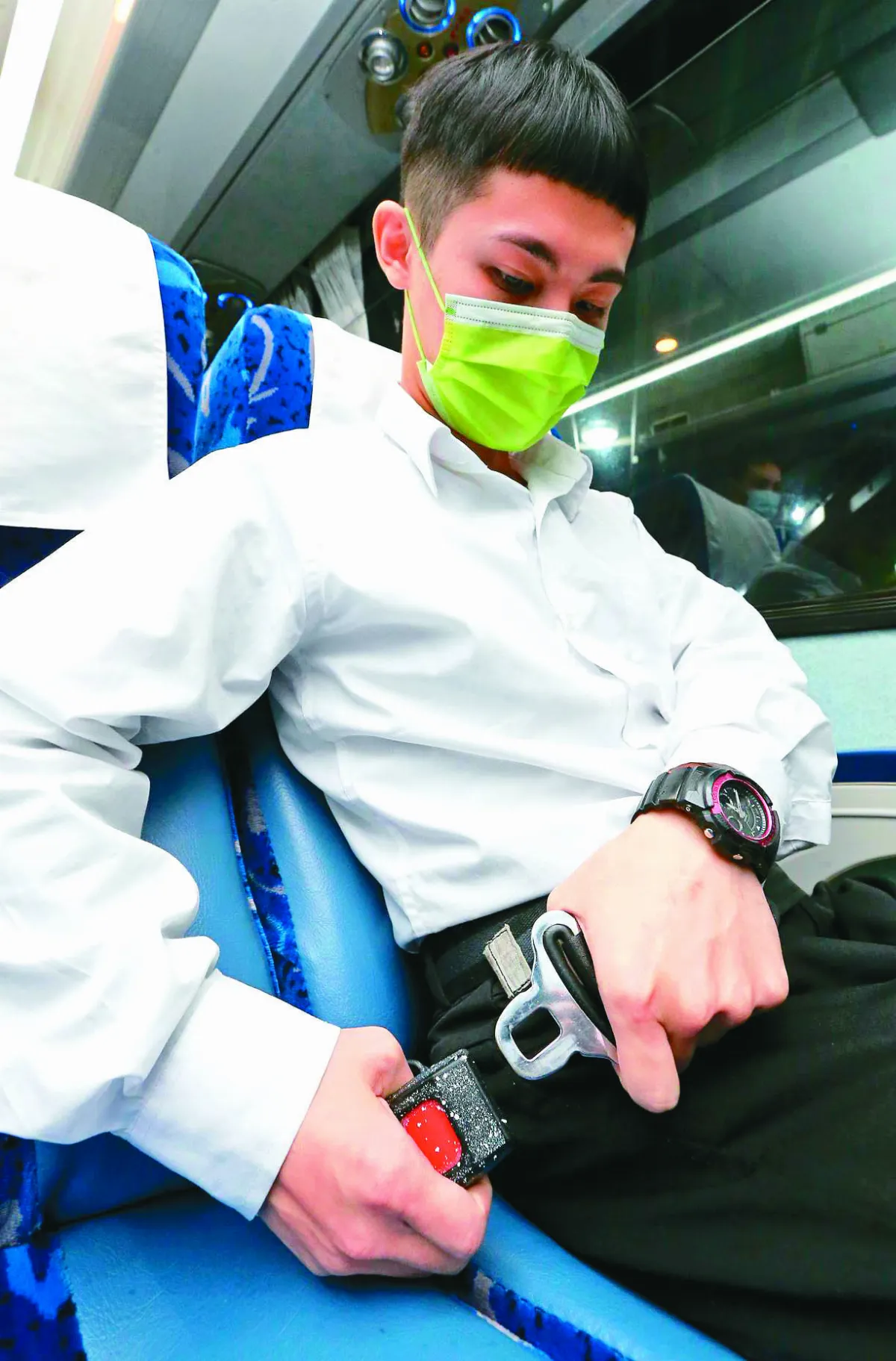 4歲以上搭大客車 須繫安全帶