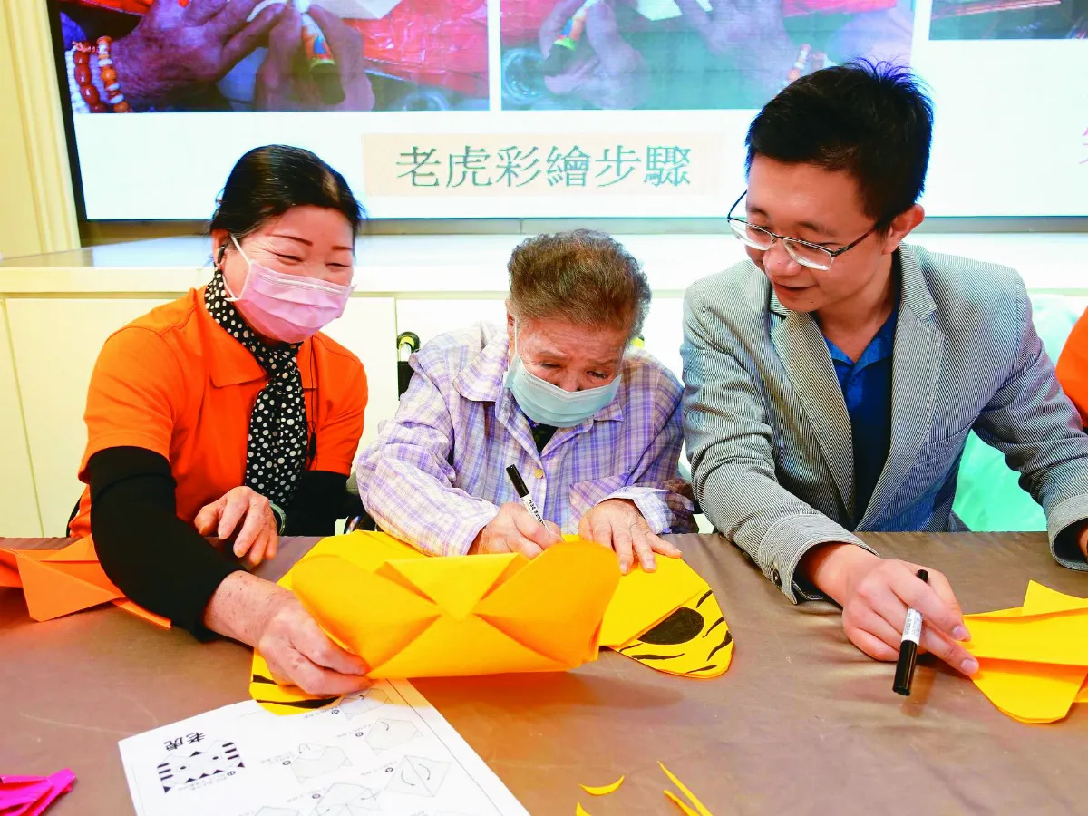 長輩圍爐摺老虎 為弱勢募款