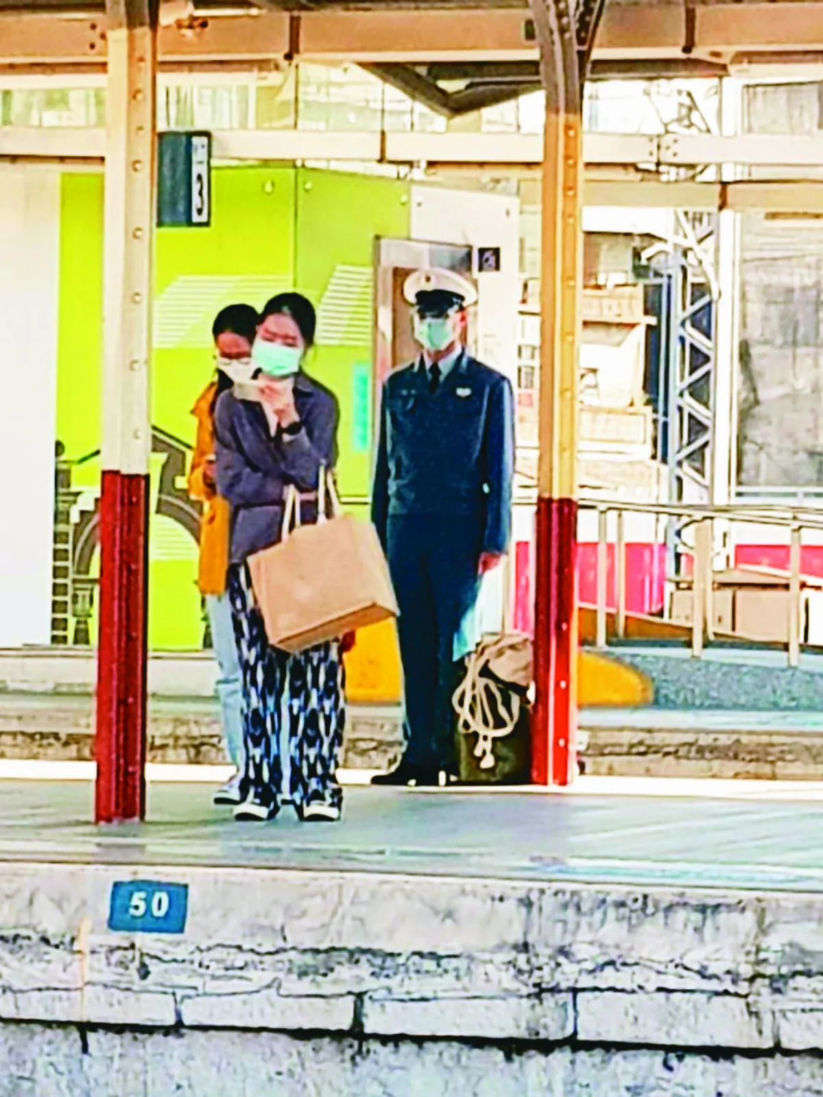 火車誤點  軍校生月台立正30分等候