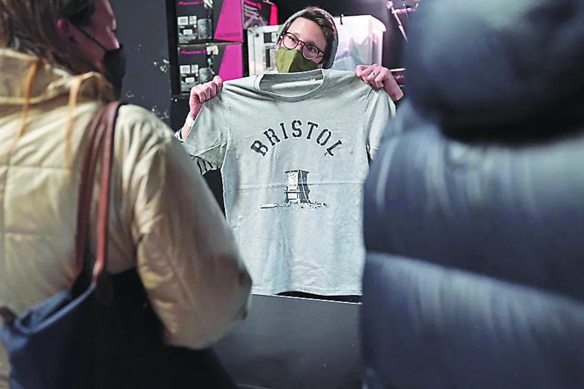 班克西義賣T恤 黃牛喊到34萬