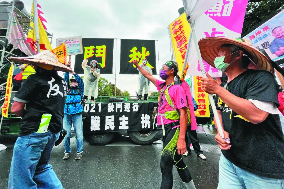 秋鬥 萬人上街頭