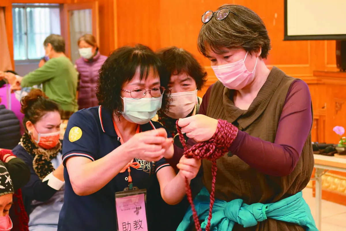 用手臂織圍巾 法寶寺關懷長者