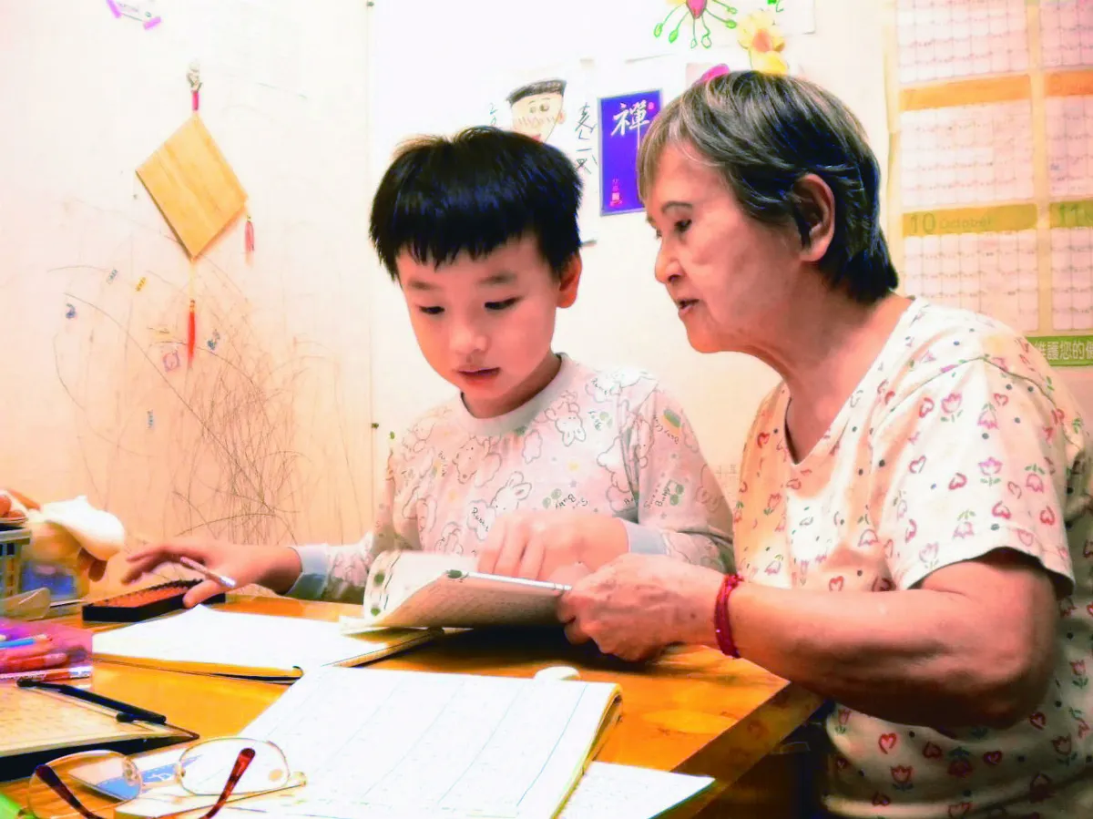 81歲提筆學畫佛 為自閉家庭祈福