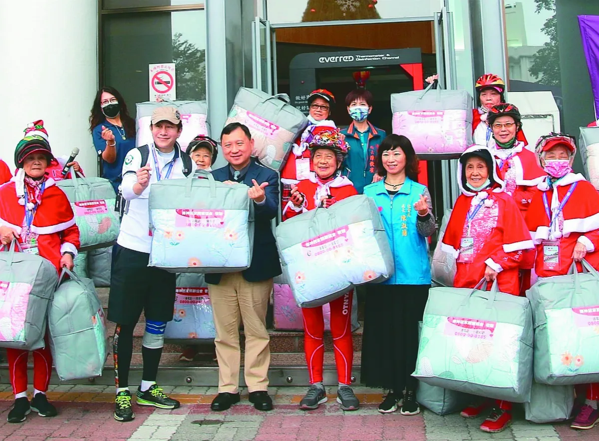 愛心奶奶 騎車送愛