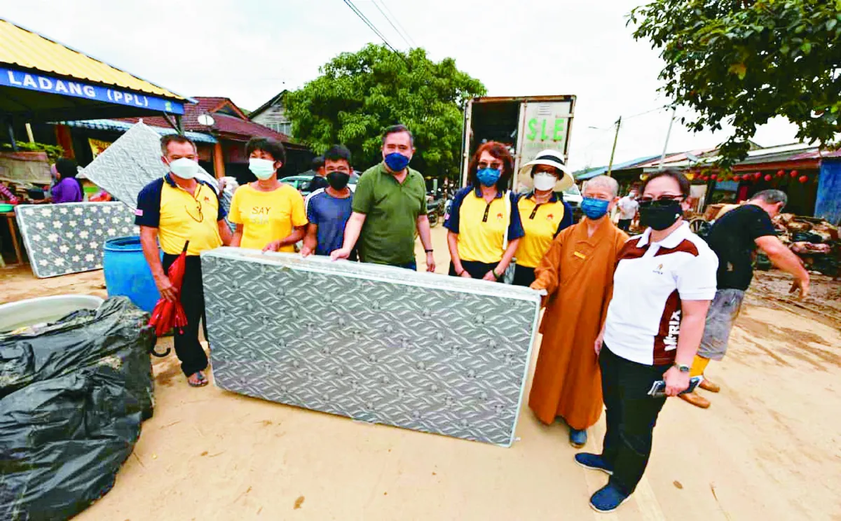 大馬水災破壞家園 佛光人捐床褥