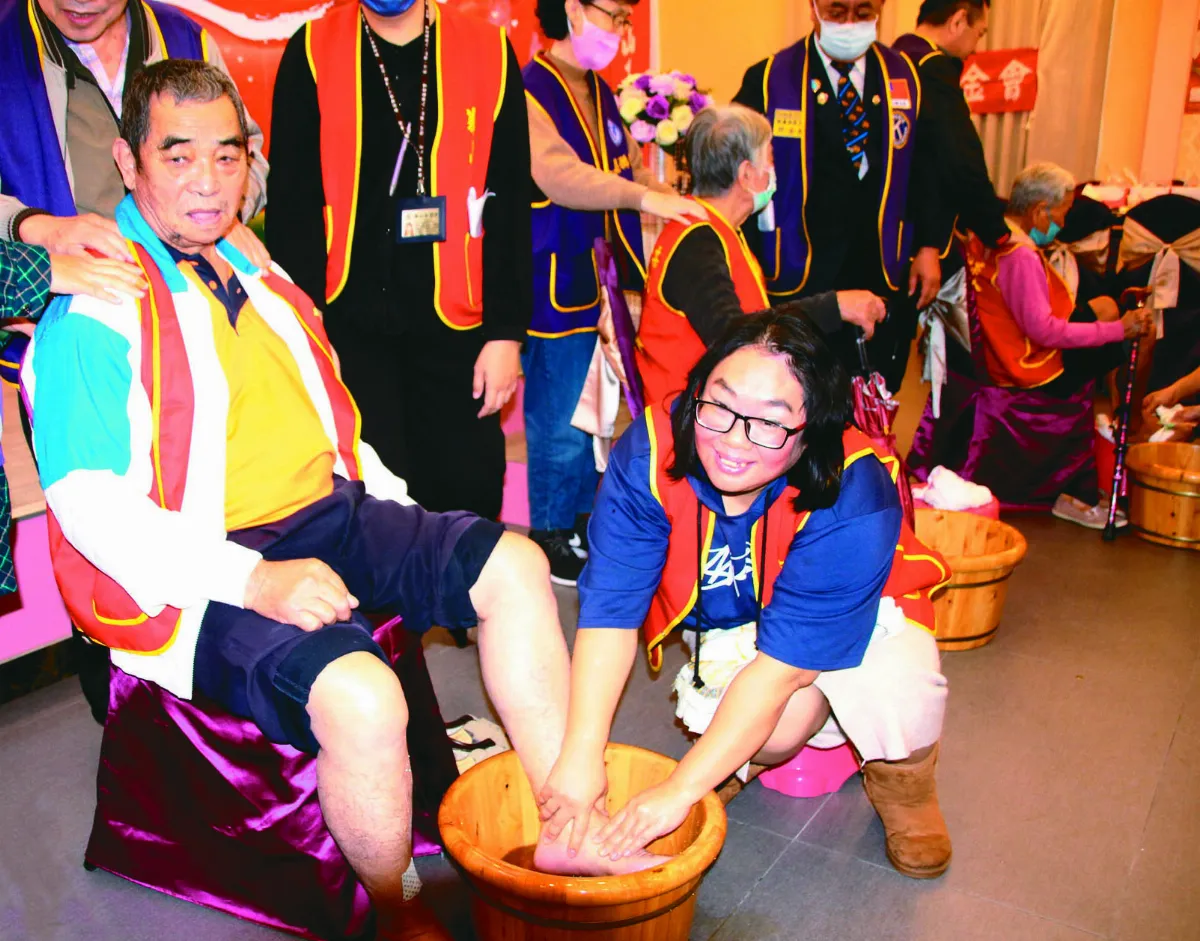 精障女表孝思  為養父洗腳做蛋糕