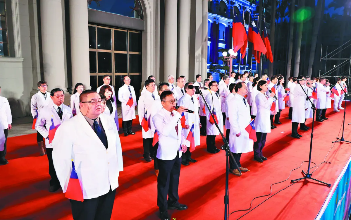 元旦升旗 百位醫護大合唱