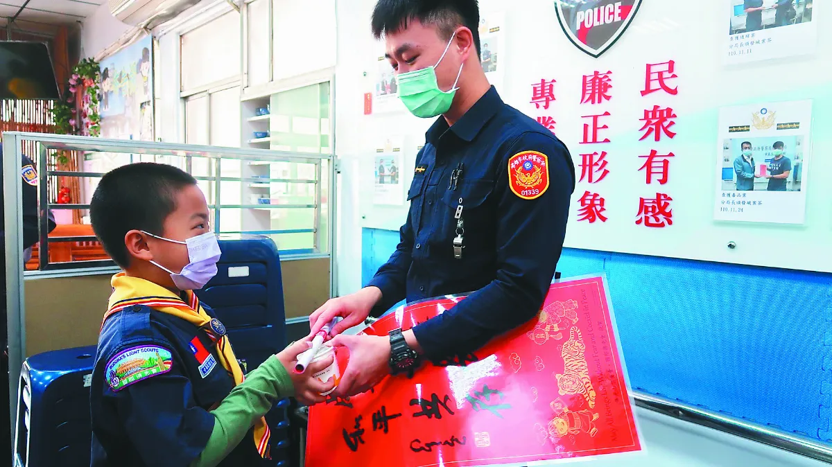 普賢佛光童軍  向警消傳遞三好