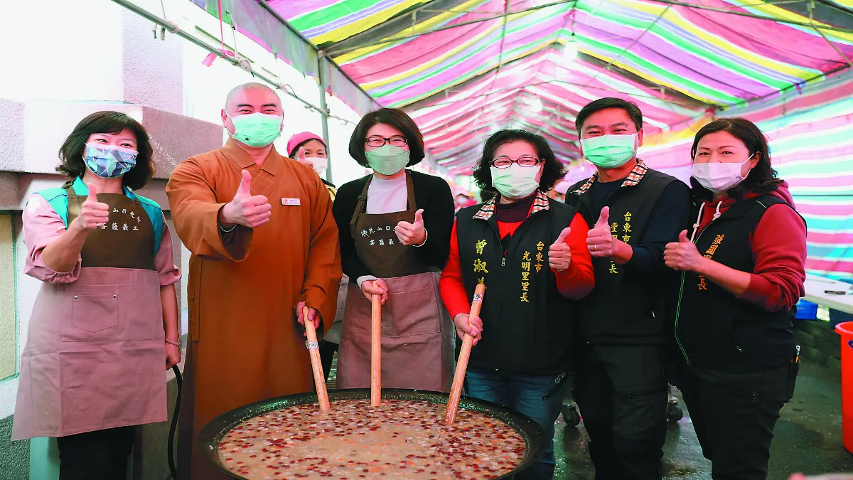 日光寺敦親睦鄰 縣長同煮臘八粥
