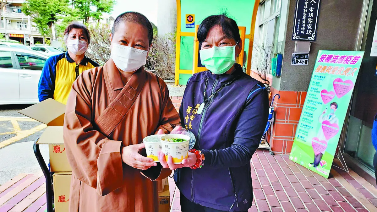 頭份宏法社 供佛粥傳暖意